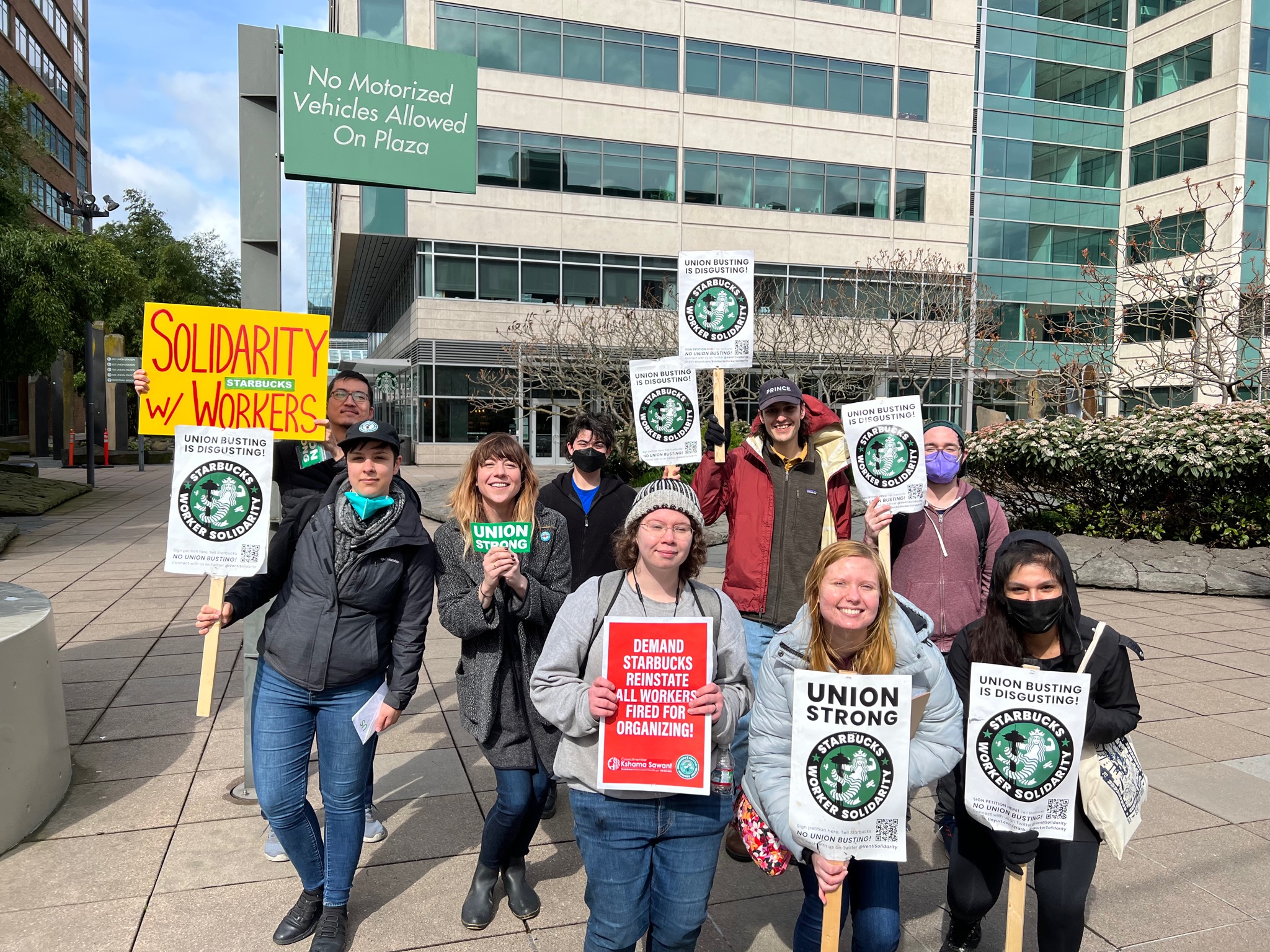 Starbucks workers and community supporters from Seattle DSA, and VZW union workers posing for a pic in front of the 505 union store